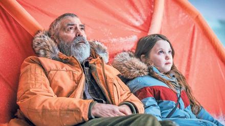 Augustine (George Clooney) und Iris (Caoilinn Springall) müssen die Eiswüste des Nordpols durchqueren.