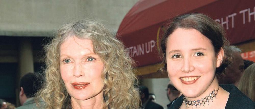 Mia Farrow und ihre Tochter Dylan bei einer New Yorker Theaterpremiere im Mai 2003.