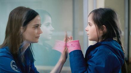 So nah und doch getrennt: Stella (Zélie Boulant) darf ihre Mutter Sarah (Eva Green) in der Quarantäne besuchen. 