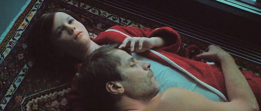 Ein Mann (Dominik Warta) trauert um sein totes Kind, Trost findet er bei einem künstlichen Wesen (Lena Watson).