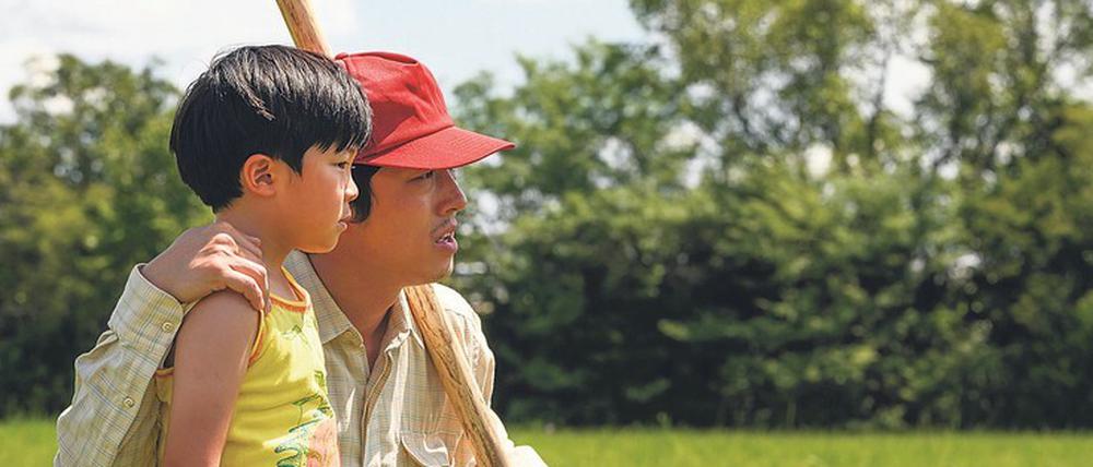 Angekommen. Jacob Yi (Steven Yeun) will in Arkansas Gemüse anbauen. Junior David (Alan Kim) staunt.