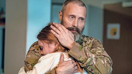 Papa auf Abwegen: Der psychopathische Markus (Mads Mikkelsen) tröstet seine Tochter Mathilde (Andrea Heick Gadeberg).