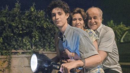 Schrecklich schräge Familie. Fabietto (Filippo Scott) und seine Eltern (Toni Servillo, Teresa Saponangelo) sind mit Abstand die Normalsten im Schisa-Clan.