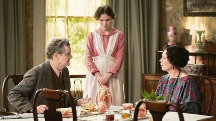 Im Herrenhaus. Mr. und Mrs. Niven (Colin Firth und Olivia Colman, r.) und ihr Dienstmädchen Jane (Odessa Young). 