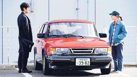 Interessante Ménage-à-trois: Regisseur Kafuku ( Hidetoshi Nishijima), seine Fahrerin Misaki (Toko Miura) und der rote Saab. 