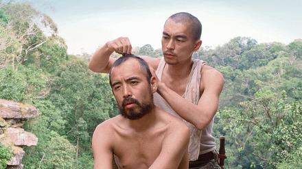 Körperpflege unter Kameraden. Onoda (Yuya Endo) und Kozuka (Tetsuya Chiba) sind die letzten Nachzügler des japanischen Pazifikkrieges.