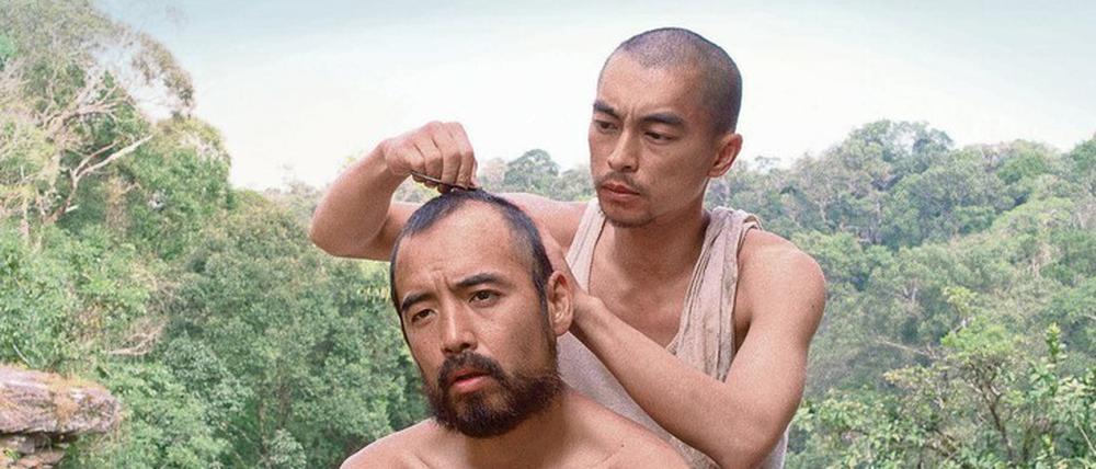 Körperpflege unter Kameraden. Onoda (Yuya Endo) und Kozuka (Tetsuya Chiba) sind die letzten Nachzügler des japanischen Pazifikkrieges.