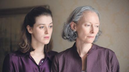 Tilda Swinton (rechts), eine Jugendfreundin von Regisseurin Joanna Hogg, spielt in den „The Souvenir“-Filmen die Mutter des jüngeren Alter Egos der Künstlerin, welche wiederum von Swintons Tochter Honor (links) gespielt wird.