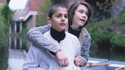 Die Teenager Yasmin (Padmé Hamdemir) und Jónás (Goya Rego) wachsen ohne die Schrecken der Eltern-Generation auf.