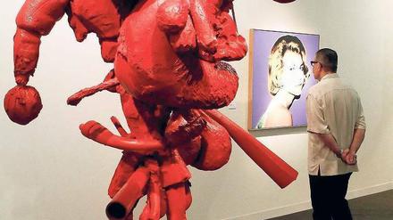 Für jeden etwas. Die Galerie L &amp; M bietet neben Paul McCarthys Skulptur „Tripod“ das Gemälde „An American Lady: Kay Fortsont“ von Andy Warhol an. Foto: Wiegmann/Reuters