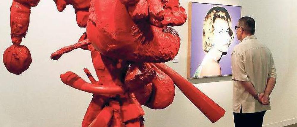Für jeden etwas. Die Galerie L &amp; M bietet neben Paul McCarthys Skulptur „Tripod“ das Gemälde „An American Lady: Kay Fortsont“ von Andy Warhol an. Foto: Wiegmann/Reuters