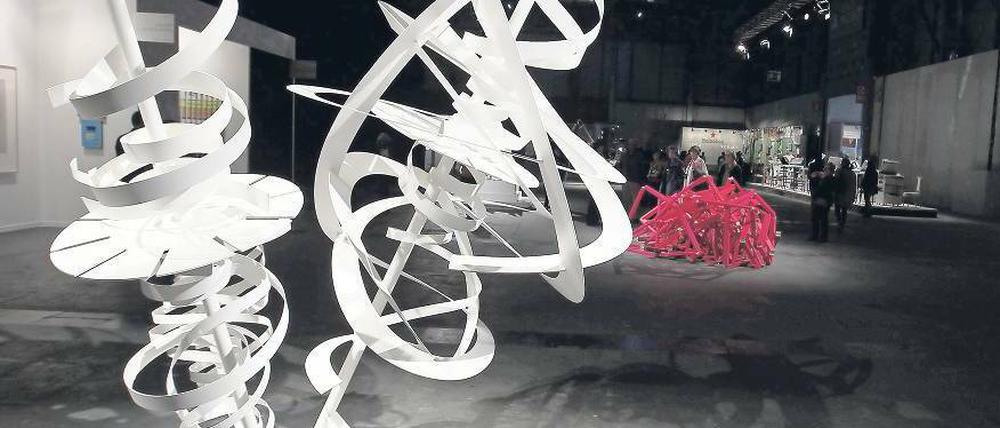 Aus den Fugen. Auf der Arco spielt die Skulptur „Spin-the-Spin“ der US-Künstlerin Alice Aycock mit der Schwerkraft. Foto: EPA/F. Alvardo