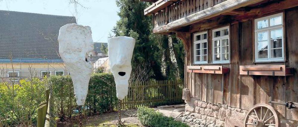 Die „Brückenköpfe“ (1991) des Künstlers Franz West stehen vor dem Heimatmuseum St. Georgen.