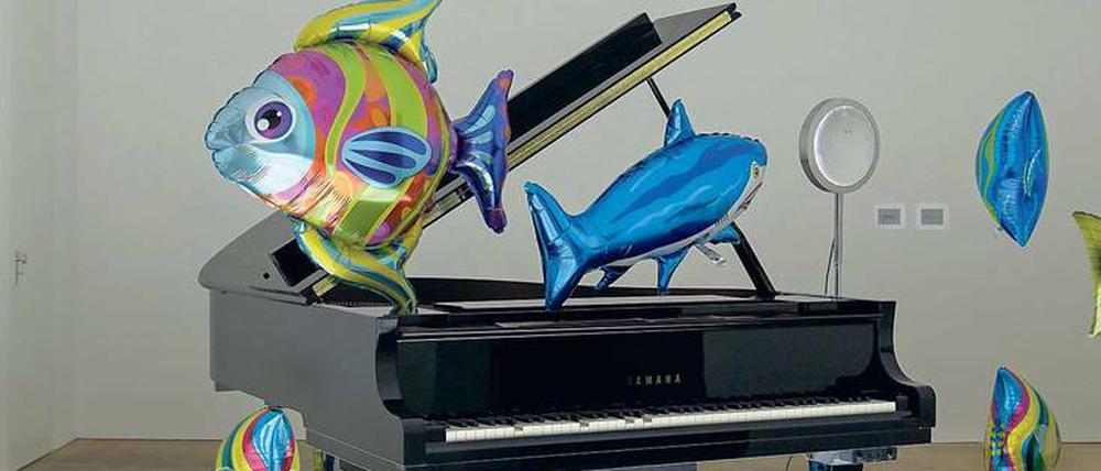 Lieber länger: „Quasi Objects: My Room is a Fish Bowl, AC/DC Snakes, Happy Ending, Il Tempo del Postino, Opalescent acrylic glass podium, Disklavier Piano“ (2014), Parrenos große Installation in der Galerie Schipper. 