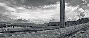 Die Fotografie „Millau“ von Norman Fosters Viadukt. 