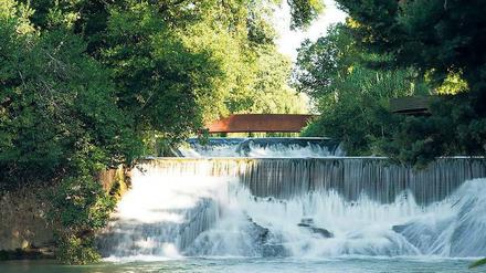 Naturgewalten. Bernar Venets Brückenschlag legt sich über den Wasserfall, der zur alten Mühle führt.