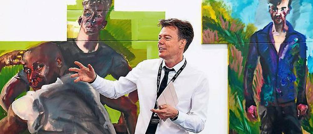 Der Stuttgarter Galerist Thomas Fuchs vor dem Bild „Desmond and Jeff“ von Rainer Fetting (2018)
