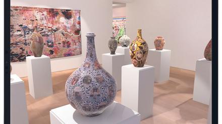 Die Vasen und Bilder von Grayson Perry lassen sich per Tablet anschauen – und per App virtuell von London ins eigene Zuhause beamen.
