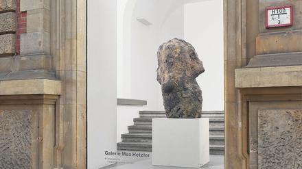 Eine unbetitelte Skulptur (1991) von Hans Josephson in der Schaufenster-Galerie der Galerie Max Hetzler.