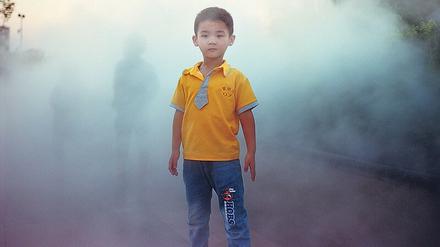 Lichtblick. „Boy in Yellow Shirt“ 2016 von Shi Yangkun fotografiert.