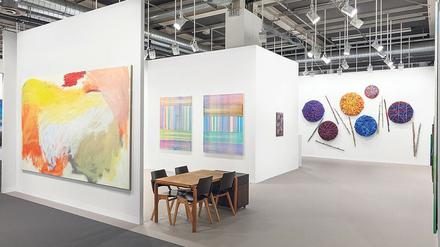 Blick in den Stand der Galerie Rosemarie Schwarzwälder mit Werken von Jongsuk Yoon, Bernard Frize und Sheila Hicks.