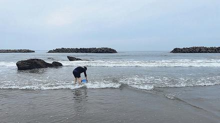 Für seine Performance sammelte der Künstler Ei Arakawa verstrahltes Wasser in Fukushima und ließ es nach Norwegen bringen. 