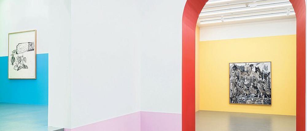 Die Bilder sind von Tobias Pils, die Raumintervention mit den bunten Farben von Gerwald Rockenschaub.