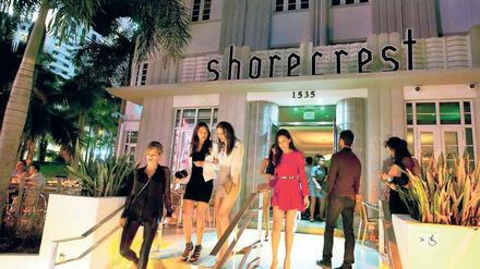 Ballroom-Blitz. Typische Tom-Wolfe-Szene vor einem Restaurant in Miami Beach. Foto: laif