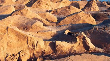 Unwirklich unwirtlich. Felsformationen bei Kebili in Tunesien. Foto: akg-images / Gerard Degeorge