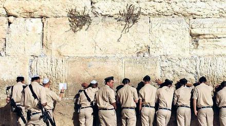 An der Klagemauer in der Altstadt von Jerusalem. Israelische Soldaten beten im November 2011. Foto: Abir Sultan/p-a/dpa