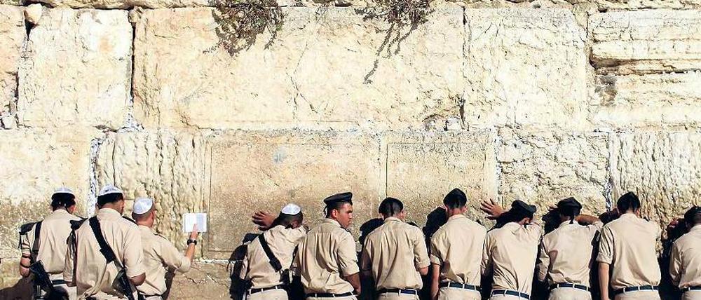 An der Klagemauer in der Altstadt von Jerusalem. Israelische Soldaten beten im November 2011. Foto: Abir Sultan/p-a/dpa