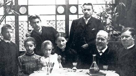 Familienbande. Max Weber (rechts) mit den Eltern Max und Helene sowie den Geschwistern im Jahr 1888 in Charlottenburg.