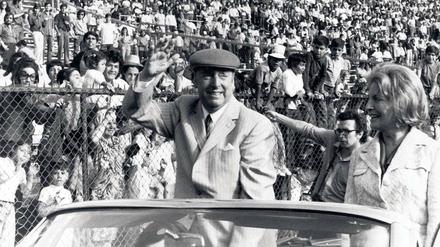 Die Trauben und der Wind - und der chilenische Lyriker Pablo Neruda, 1972 bei einer Kundgebung in Santiago.