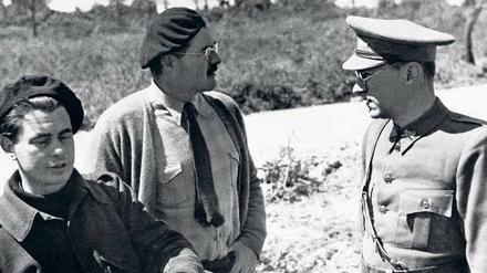 Kampfgefährten. Ernest Hemingway (Mitte) mit Joris Ivens (li.) und Ludwig Renn (re.) im Spanischen Bürgerkrieg.