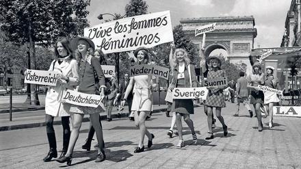 Weg mit den Hosen. Europäische Mannequins demonstrieren auf den Pariser Champs-Elysées für das Kleid (1972).