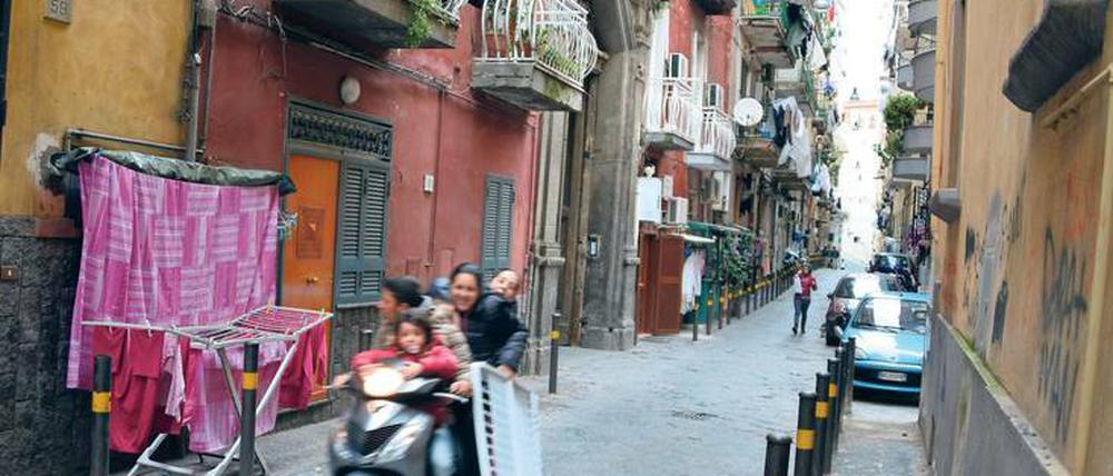 Gehobene Unterhaltung. In den Straßen von Neapel, dem Schauplatz der Ferrante-Romane. 
