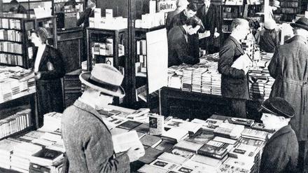 Literarische Gemischtwaren zu Zeiten der Weimarer Republik. Die Buchabteilung des KaDeWE am Berliner Wittenbergplatz im Jahr 1932.