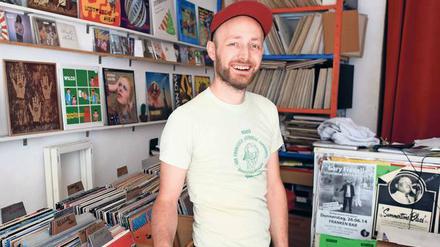 Liebt das Vinyl. Der Musiker Jeff Özdemir in seinem Plattenladen.