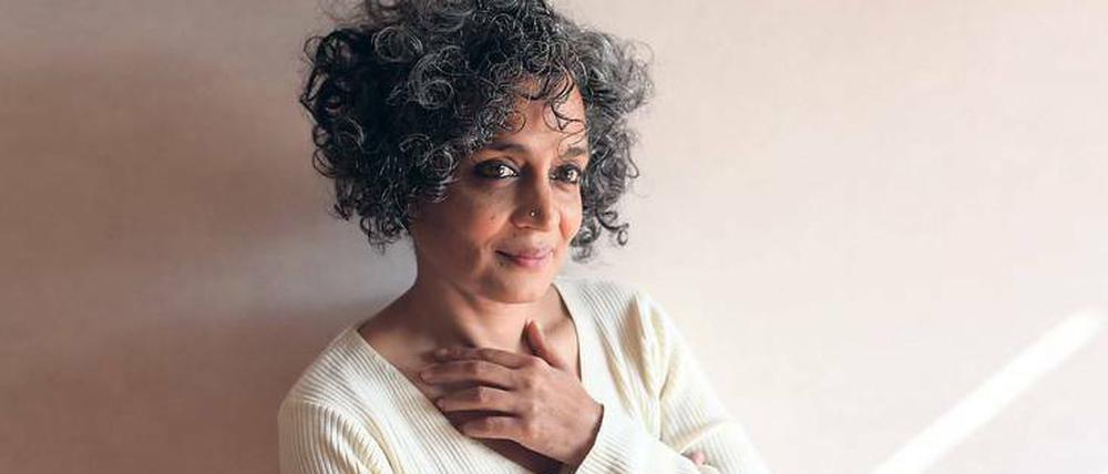 Schriftstellerin und Menschenrechtsaktivistin. Arundhati Roy, 55.