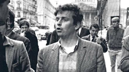 Unter dem Pflaster der Strand. Der 23-jährige Daniel Cohn-Bendit am 6. Mai 1968 vor der Sorbonne-Universität in Paris. Foto: AP