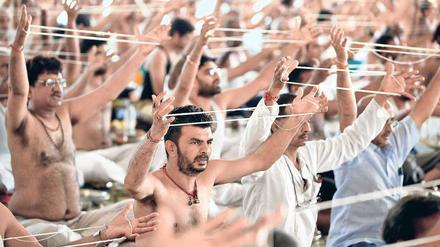 Beten schadet nie. Hindus im indischen Ahmedabad gedenken der Verstorbenen. Mit dem Mahalaya-Tag endete zum Neumond am 8. Oktober das Pitri-Paksha-Fest. 