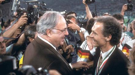 Fast zu viel des Guten für Deutschland. Der Kanzler der Wiedervereinigung gratuliert 1990 dem Weltmeistertrainer. 