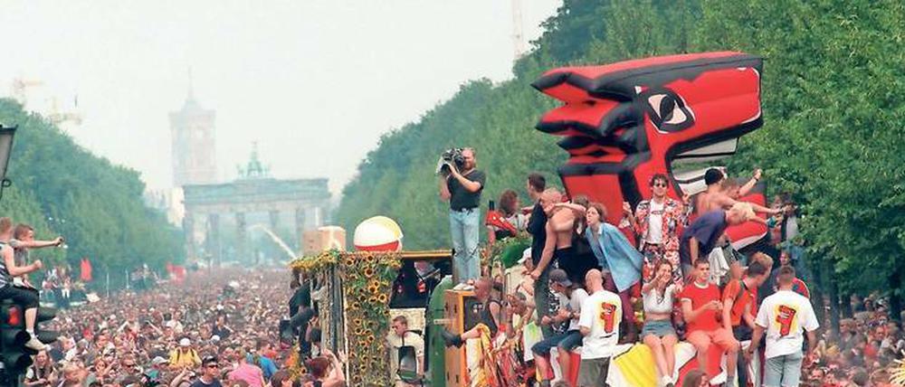 An der Love Parade 1996 in Berlin nahmen eine Million Menschen teil. Für Joachim Hentschel war sie Ausdruck „einer ständigen Lebenshaltung“.