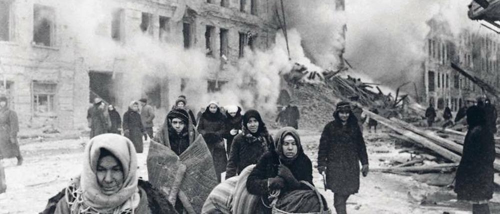 Leningraderinnen nach einem Bombenangriff zur Zeit der Belagerung