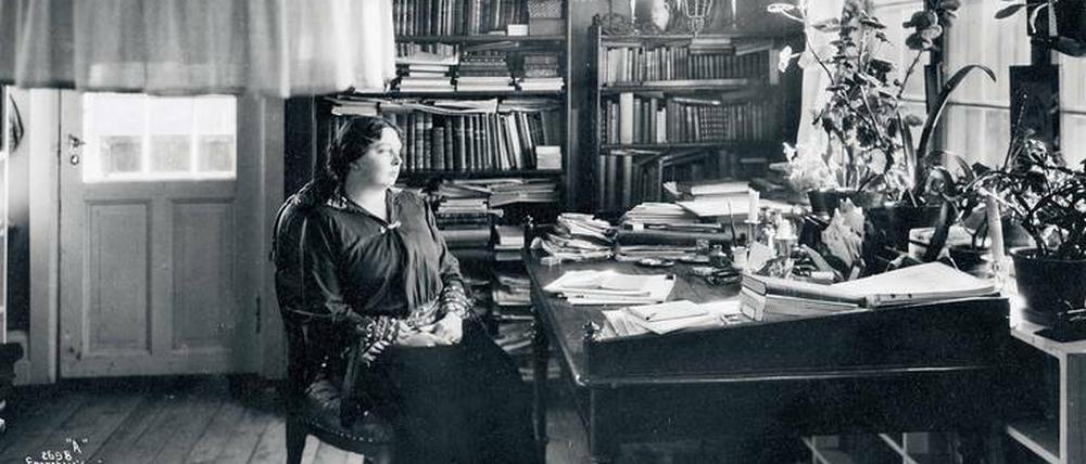 Der Mittelalter-Roman „Kristinlavransdotter“ ist ihr bekanntestes Werk. Sigrid Undset (1882- 1949)im Jahr 1922 in ihrem Arbeitszimmer.