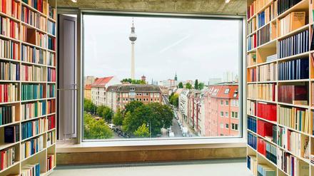 Der Blick nach Süden aus einem Büros im neuen Haus des Suhrkamp Verlags, im Hintergrund der Fernsehturm und die Rosa-Luxemburg- und Almstadtstraße.