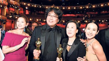 Bong Joon-ho, hier an der Seite seiner Produzentin Kwak Sin-ae (2. v. re.), gewann mit „Parasite“ schon in Cannes die Goldene Palme. 