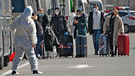 Immer mehr Kontrolle, bleibt das in Zukunft so? Überseereisende auf dem Weg in ein Transitzentrum in Peking.