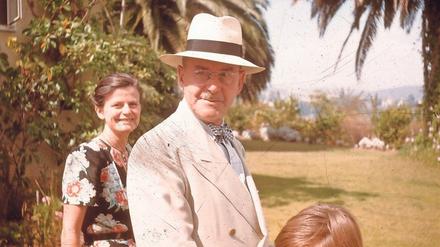Weißhütig. Mann mit Tochter Elisabeth, Pacific Palisades, 1946.