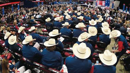 So ein Hut hält die Gedanken beisammen. Texanische Delegierte der Republikanischen Partei am ersten Tag der National Convention in der Quicken Loans Arena in Cleveland, Ohio (Juli 2016).